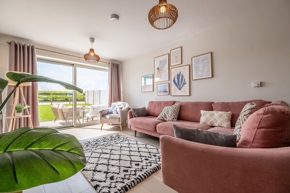 Kingfishers Cove, Titchwell: Stylish sitting room with garden access
