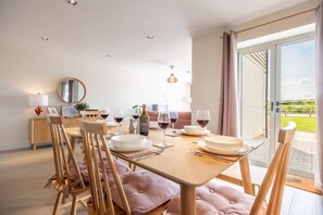 Kingfishers Cove, Titchwell: Dining area with garden access leading to sitting room
