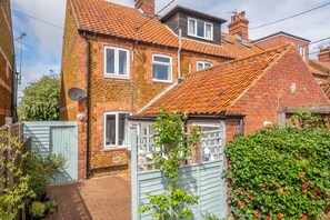 Kingsley Cottage, Snettisham: A beautifully curated traditional carrstone cottage