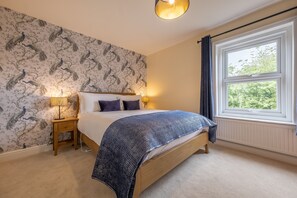 Kingsley Cottage, Snettisham: Master bedroom with king-size bed