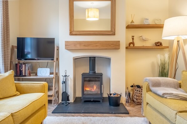 Kingsley Cottage, Snettisham: Wood-burning stove in the cosy sitting room