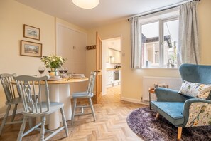 Kingsley Cottage, Snettisham: Dining room with garden views