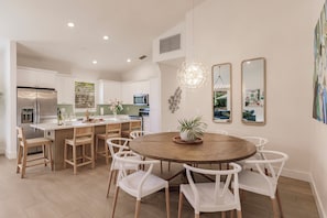 Large dinning room table to seat 10 people