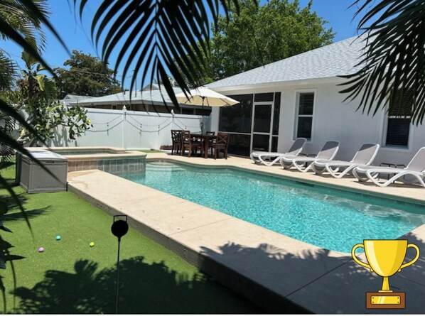 4 put put mini golf, hot tub, heated pool, southern exposure, 2 masters, 3 Kings