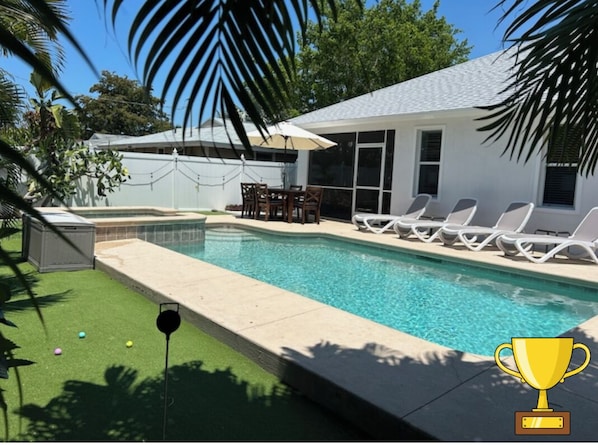 4 put put mini golf, hot tub, heated pool, southern exposure, 2 masters, 3 Kings