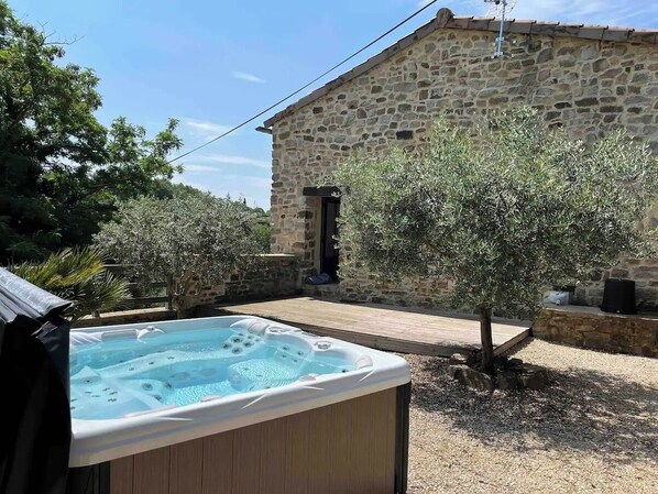 Outdoor spa tub
