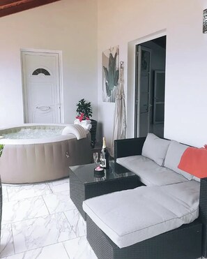 Outdoor spa tub