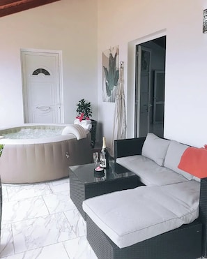 Outdoor spa tub