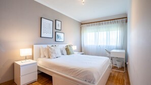 Cozy bedroom with a desk area. Towels and linen included! #Desk #Airbnb