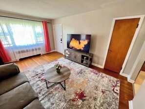 Spacious Living Rm w Storage Closet for coats/shoes