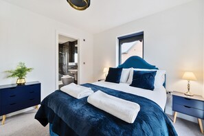 Acorn House, Silverlake, Dorchester: Well dressed beds invite you to relax