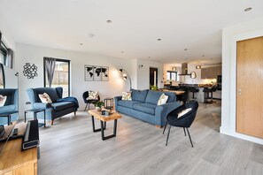 Acorn House, Silverlake, Dorchester: Comfortable seating for all