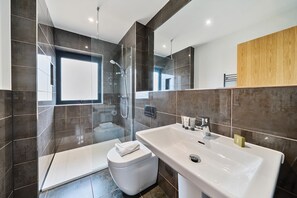Acorn House, Silverlake, Dorchester: Stylish bathrooms thoughout