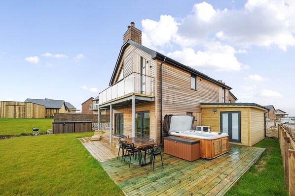 Acorn House, Silverlake, Dorchester: A stunning holiday home with hot tub