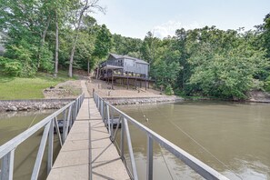 Private Dock | Kayaks & Pedal Boat | Aqua Lily Pad | Swim Ladder | Seating
