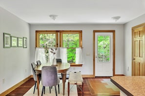 Spacious Dining Room seating for 6