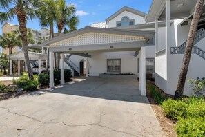 Carport (2 vehicles one behind the other)