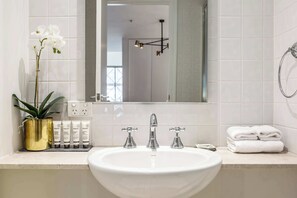 FIFTH AVENUE: Ensuite Bathroom