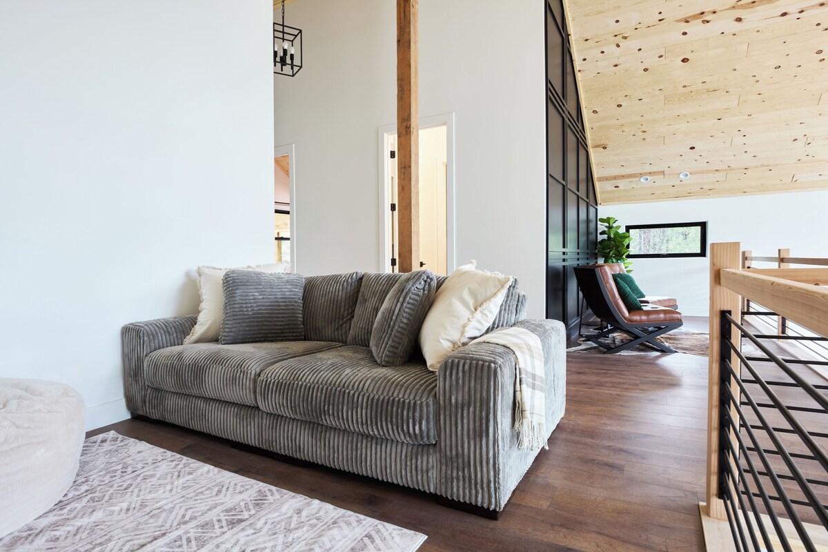 The Raven House, beautiful mountain views, Sleeps 10!