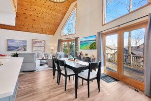 Spacious and bright living area with stunning views – the perfect spot for family gatherings.
