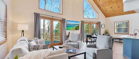 Wake up to woodland and lake views in our chic, airy cat-themed living space.