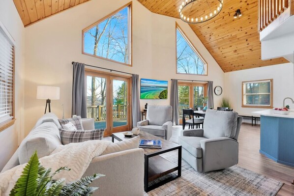 Wake up to woodland and lake views in our chic, airy cat-themed living space.