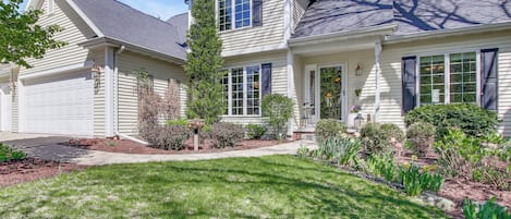 Menasha Vacation Rental | 3BR | 3.5BA | 3 Steps Required | 3,225 Sq Ft