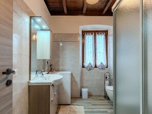 Mirror, Tap, Plumbing Fixture, Sink, Property, Azure, Bathroom, Bathroom Cabinet, Bathroom Sink, Building