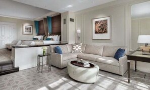 Palazzo Luxury Two Queen Living Area 