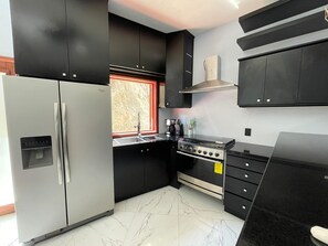 Full Kitchen. 