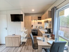 Table, Property, Furniture, Cabinetry, Countertop, Wood, Interior Design, Kitchen, Building