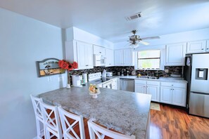 Living rooKitchenm