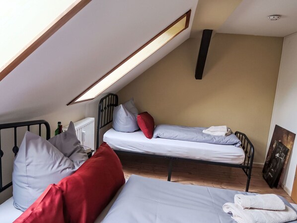Möbel, Komfort, Holz, Bettrahmen, Interior Design, Gebäude, Kissen, Bett, Fussboden, Hartholz
