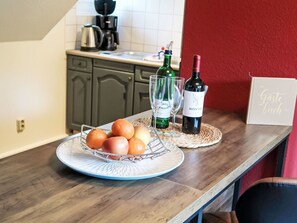 Tabelle, Essen, Möbel, Eigentum, Flasche, Geschirr, Dishware, Holz, Interior Design, Küche
