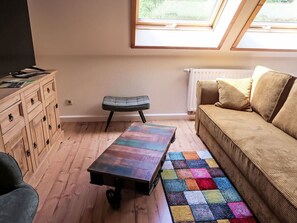 Eigentum, Tabelle, Möbel, Fenster, Holz, Couch, Komfort, Gebäude, Textil, Flooring