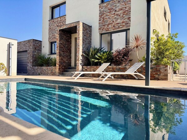 Villa just 100 meters from the beach. Heated pool.