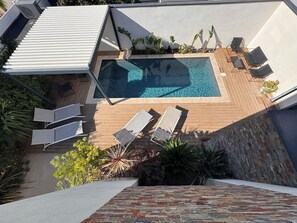 Das Poolwasser ist beheizt. The pool water is heated.