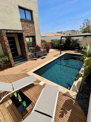 Piscine chauffée avec alarme, 4 transats et 2 salons de jardin.