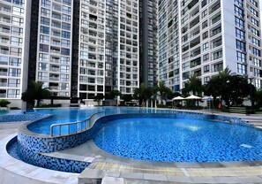 Indoor/outdoor pool