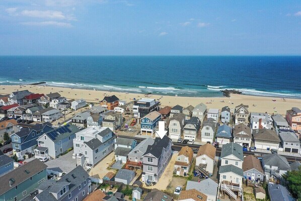 A prime location and fantastic stay, as one guest said: “The place is fantastic. It’s a block away from the beach.”