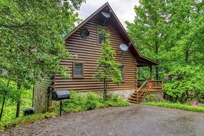 Smoky Mountain Cabin with a View "Awesome View" - Wooded setting 