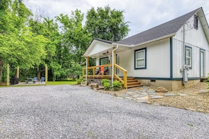 Cabin in Downtown Pigeon Forge "River View" - Parking area