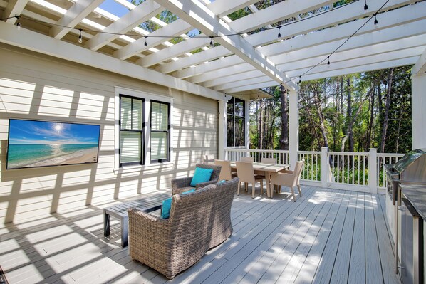 Private Back Deck for Lounging and Dining