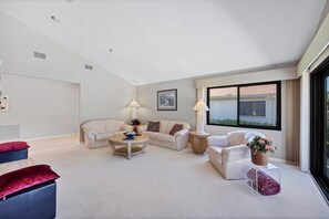 HOak2121 Living space2