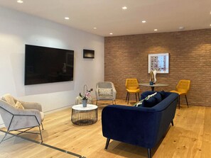 living room with TV 