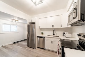 Fully equipped kitchen with stove, oven, toaster, coffee maker, pots, pans, cutlery, cooking utensils, knives, cutting boards, dishware, glassware and mugs. We have basic cooking essentials such as salt, pepper, oil, sugar, and other herbs and spices
