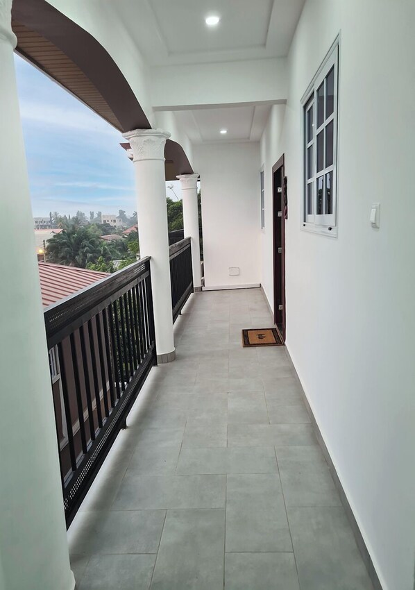 Vista frontal de la propiedad