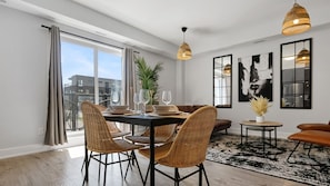 Enjoy family meals in this sunlit dining area, with comfortable seating for everyone and a beautiful view to complement your gatherings. The perfect spot for shared moments, whether it's breakfast, lunch, or dinner.