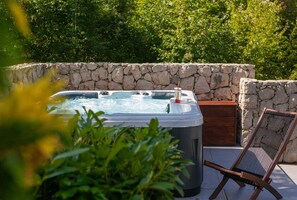Outdoor spa tub