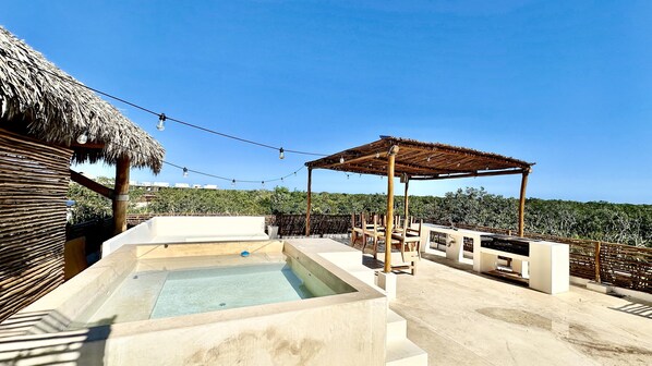 Outdoor spa tub